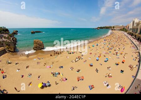 FRANCE - PYRÉNÉES ATLANTIQUES (64) - BIARRITZ - PLAGE PRINCIPALE (VUE AÉRIENNE) Banque D'Images