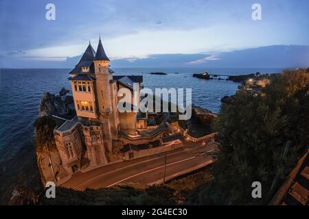 FRANCE - PYRÉNÉES ATLANTIQUES (64) - BIARRITZ - VILLA BELZA - BOULEVARD DU PRINCE DE GALLES ; EN ARRIÈRE-PLAN, LE ROCHER DE LA VIERGE (VUE AÉRIENNE) Banque D'Images