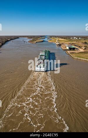 Péniche sur l'Intracoastal Waterway, vue depuis le pont de l'autoroute à Matagorda, Texas, États-Unis Banque D'Images