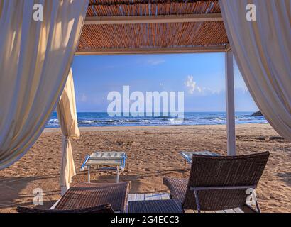 Canapés de plage blancs. Tentes de plage de luxe dans un complexe à Apulia, Italie. Banque D'Images