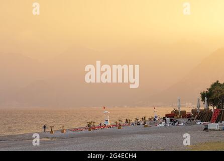 Antalya Konyaalti plage au coucher du soleil, Turquie Banque D'Images