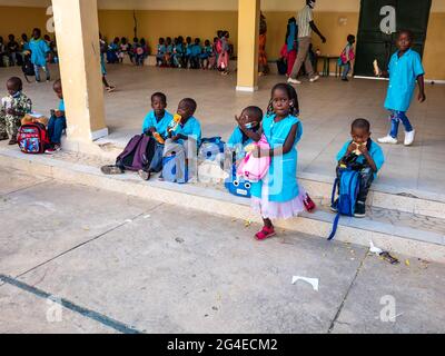 MBOUR, SÉNÉGAL - JANVIER CIRCA, 2021. Petits enfants noirs mignons non identifiés les enfants avec des uniformes sont assis sur un banc dans leur école primaire. Vin Banque D'Images