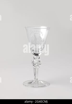 Kelkglas avec un voilier et l'inscription: Salus Patriæ. Pied plat aux bords battus. Hexagonal en forme de tige soufflée avec un nœud. Calice conique avec sol arrondi. Un voilier sur le calice ci-dessus: Salus Patriæ Banque D'Images