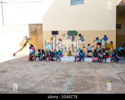 MBOUR, SÉNÉGAL - JANVIER CIRCA, 2021. Petits enfants noirs mignons non identifiés les enfants avec des uniformes sont assis sur un banc dans leur école primaire. Vin Banque D'Images