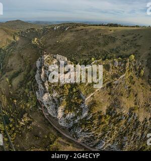 FRANCE - ARIÈGE (09) - CHÂTEAU DE ROQUEFIXADE. VUE GÉNÉRALE DU SUD-EST. Banque D'Images