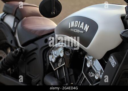 La moto Bobber Scout indien moderne montrant le logo indien sur le réservoir d'essence Mudeford Quay UK Banque D'Images