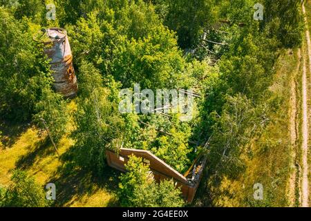 Bélarus. Vue aérienne du bassin de Cowshed en ruines dans la zone de Tchernobyl. Catastrophes de Tchernobyl. Maison en ruine dans le village biélorusse. Villages entiers Banque D'Images