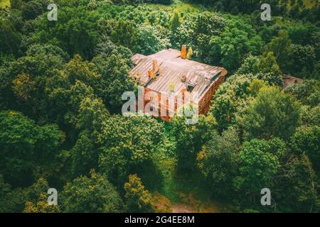 Dziemjanki, région de Gomel, Bélarus. Vue aérienne de la zone de réinstallation de Gerard Nicholas Tchernobyl, un manoir abandonné en ruine. Catastrophe de Tchernobyl Banque D'Images