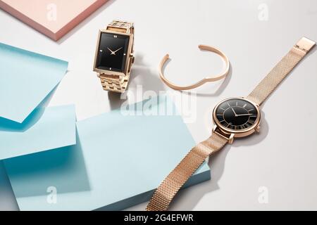 Femme montres et accessoires sur table avec papier vierge note Banque D'Images