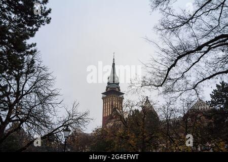 Photo de la tour de l'hôtel de ville de Subotica au crépuscule. L'hôtel de ville de Subotica est situé à Subotica, dans la province de Voïvodine et de la Distric Banque D'Images