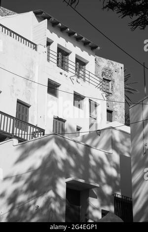 Vue sur quelques maisons anciennes de la ville (Chora) près du château (Kastro). Naxos, Grèce. Banque D'Images