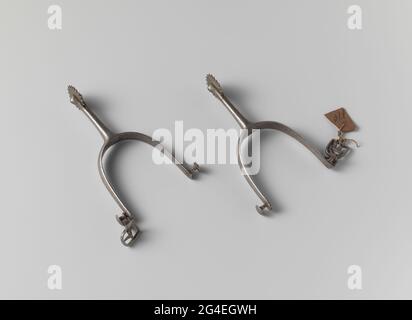 Rail en acier. Chenille en acier avec boucle, col droit avec grande roue pulvérisée. Banque D'Images