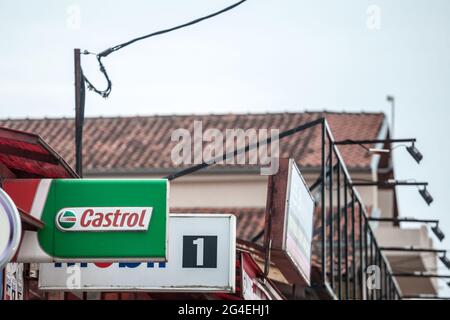 Photo du panneau Castrol sur leur principal détaillant pour Belgrade, en Serbie. Castrol est une marque britannique de lubrifiants industriels et automobiles Banque D'Images