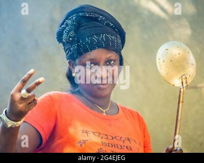 MBOUR, SÉNÉGAL - JANVIER CIRCA, 2021. sénégalaise non identifiée jolie femme mûre en robe traditionnelle en plein air regardant sourire. Pauvreté et bonheur Banque D'Images