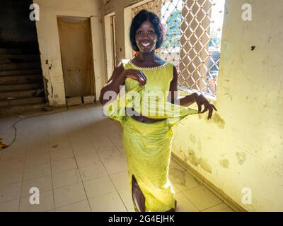 MBOUR, SÉNÉGAL - JANVIER CIRCA, 2021. sénégalaise non identifiée jolie femme mûre en robe traditionnelle en plein air regardant sourire. Pauvreté et bonheur Banque D'Images