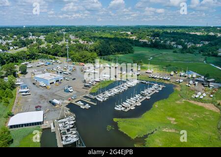 Vue panoramique le petit quai de port pour les bateaux sur l'océan marina près de la petite ville américaine Banque D'Images