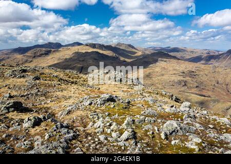 En regardant vers Scafell, Bow Fell et Crinkle Crags, depuis le sommet de Wetherlam, Lake District, Royaume-Uni. Banque D'Images