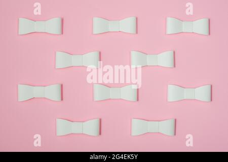 Rubans de papier blanc sur fond rose. Flat lay, vue de dessus. Banque D'Images