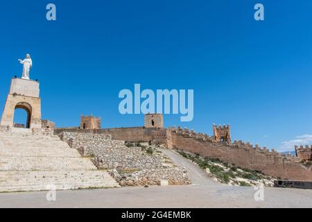 Le mur de Jayrán (mur mauresque) et la statue de Jésus-Christ à Almeria, Andalousie, Espagne - Europe Banque D'Images