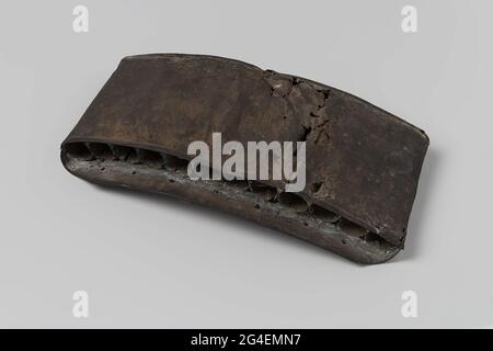 Patrontas de l'épave de l'East Indied Flying Heart. Cuivre oblong une boîte légèrement courbée dont les côtés sont arrondis. La boîte est à plat par le bas et ouverte au-dessus. À l'intérieur, contient douze tubes en cuivre (soudés). Dans le bord supérieur, il y a une rangée de petits trous qui ont servi à confirmer le tubage (absent). En plein état, l'arbre de la structure était en cuir, avec un couvercle en cuir et une ceinture. Les tubes à motif pourraient contenir 12 motifs de papier roulé avec poudre et une balle de mousball. BOÎTIER DE LA CARTOUCHE. Banque D'Images