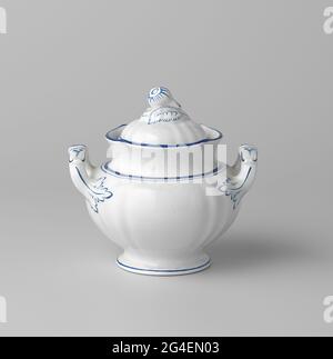 Bol à sucre blanc, avec passepoil bleu et bouton de couvercle en forme de poire. Bol à sucre en poterie, appartenant à un ensemble de café et de thé, blanc, avec tuyauterie bleue. Banque D'Images