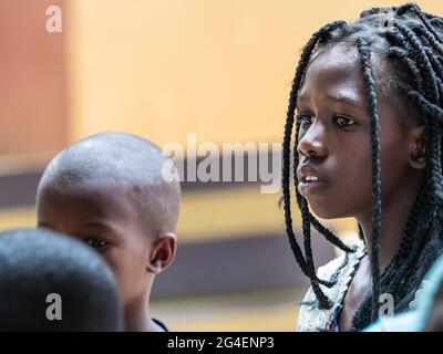 MBOUR, SÉNÉGAL - JANVIER CIRCA, 2021. Adolescent non identifié avec un triste visage anxieux, pensant au mode de vie dans un village africain pauvre. Banque D'Images