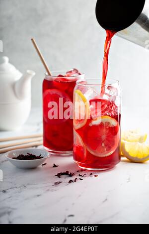 Thé à l'hibiscus au citron servi froid avec de la glace Banque D'Images