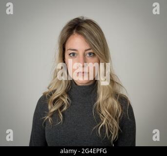 Portrait d'une jeune femme caucasienne attirante souffrant de dépression, de stress et d'anxiété. Triste et solitaire femme pleurant, se sentant déprimé, affligé Banque D'Images