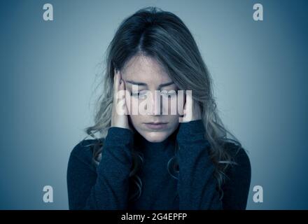 Portrait d'une jeune femme caucasienne attirante souffrant de dépression, de stress et d'anxiété. Triste et solitaire femme pleurant, se sentant déprimé, affligé Banque D'Images