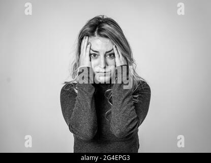 Portrait d'une jeune femme caucasienne attirante souffrant de dépression, de stress et d'anxiété. Triste et solitaire femme pleurant, se sentant déprimé, affligé Banque D'Images