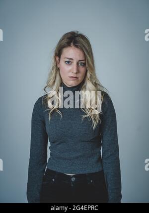 Portrait d'une jeune femme caucasienne attirante souffrant de dépression, de stress et d'anxiété. Triste et solitaire femme pleurant, se sentant déprimé, affligé Banque D'Images