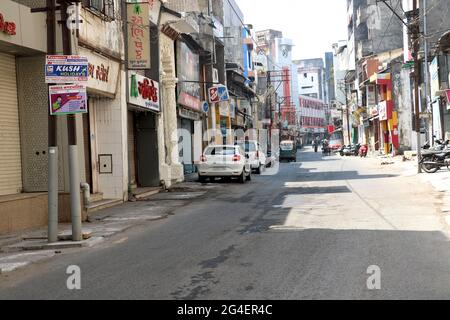 VALSAD, INDE - 03 avril 2020: Verrouillage en Inde pendant la pandémie de Covid -19 rue vide, pas de personnes, magasins vides ville Valsad, état Gujarat, pays-in Banque D'Images