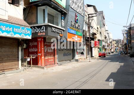 VALSAD, INDE - 03 avril 2020: Verrouillage en Inde pendant la pandémie de Covid -19 rue vide, pas de personnes, magasins vides ville Valsad, état Gujarat, pays-in Banque D'Images