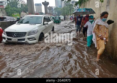 Dhaka, Bangladesh - 21 juin 2021 : les gens tentent de marcher dans une rue inondée de Dhaka, au Bangladesh. L'empiètement des canaux contribue à l' Banque D'Images