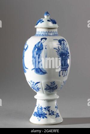 . Bouchon de couvercle en porcelaine en forme d'œuf au pied haut avec épaississement annulaire, peint en bleu sous-glaçure. Sur le mur six compartiments modélisés avec une dame chinoise (longues poux) ou un vase de fleur (Lotus, chrysanthème); en dessous de six petits compartiments modélisés avec branches de fruits; le pied avec une fleur et un fruittak; sur le cou un groupe avec le motif de Meander au-dessus duquel les feuilles pointues; Le couvercle avec des objets de valeur (livres, perle, feuille d'artimisia). Couvercle collé; deux éclats dans le bord du couvercle. Bleu blanc. Banque D'Images