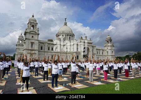 L'Inde célébrera la Journée internationale du yoga au 21 juin. Cette cérémonie est célébrée chaque année par le Gouvernement de l'Inde et l'Autorité commémorative de Victoria. Toutefois, cette année (2021) ce programme a été suspendu en raison de la pandémie de covid 19. Chaque année, beaucoup de gens se sont réunis ici pour faire du yoga. Sur ce que les gourous de YOG sont utilisés pour venir pour guider les gens au sujet du yoga. Les gens célèbrent cette journée avec beaucoup d'enthousiasme avec reflète clairement leur passion et leur amour envers le yoga. (Photo de Dipanjan Chakraborty/Pacific Press/Sipa USA) Banque D'Images