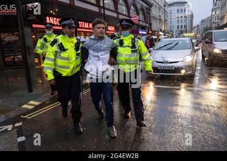 Les fans de football anglais arrêtés dans le West End, dans le centre de Londres, avant le match d'EURO20 contre l'Écosse. Banque D'Images