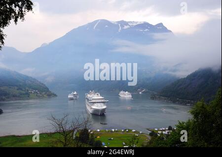 Fjord de Gerainger, Norvège avec navires de croisière ancrés. Banque D'Images