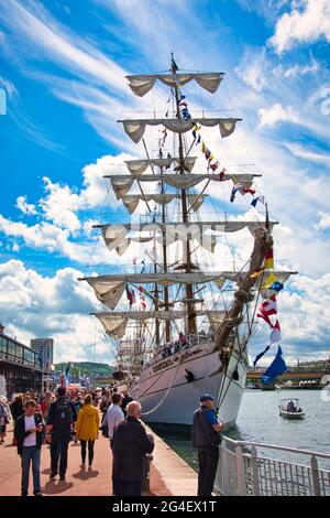 ROUEN, FRANCE - juin Circa, 2019. Partie de la grande goélette mexicaine à trois mâts Cuauhtemoc sur la Seine pour le défilé de l'Armada. Vaisseau d'entraînement, salut Banque D'Images