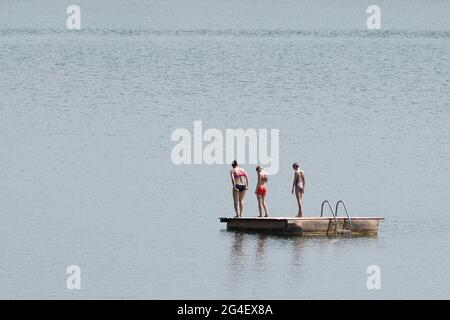 Pirna, Allemagne. 21 juin 2021. Les baigneurs se trouvent sur une île de baignade dans le lac de baignade de Birkwitz. En raison de plusieurs accidents mortels survenus récemment dans les rivières et les lacs, la Société allemande de sauvetage (DLRG) met en garde contre les risques de baignade dans ces eaux. Credit: Sebastian Kahnert/dpa-Zentralbild/dpa/Alay Live News Banque D'Images