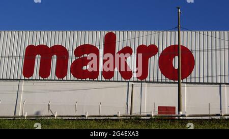 Logo. Chaîne de supermarchés Makro au Brésil, Amérique du Sud vue latérale avec vue panoramique de la botton up, Brésil, Amérique du Sud Banque D'Images