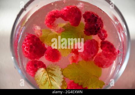 boissons rafraîchissantes avec framboises dans des verres à la menthe et à la glace. Detox cocktail d'eau différents types de limonade avec baies et fruits été glacé Banque D'Images