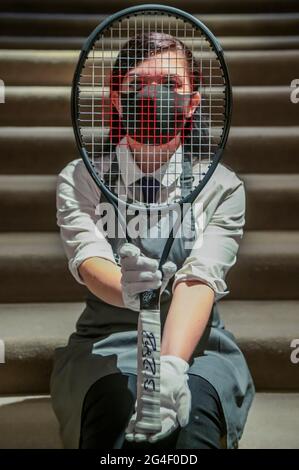 Londres, Royaume-Uni. 21 juin 2021. Wimbledon Championship raquette, signé 'Roger Federer', (sur la poignée), par Wilson, est de £7,000-10,000 - The Roger Federer Collection: Vendu au bénéfice de la Fondation RF - Vente aux enchères en direct le 23 juin et l'enchère en ligne 23 juin - 15 juillet. Prévisualisé à Christies King Street, Londres. Crédit : Guy Bell/Alay Live News Banque D'Images