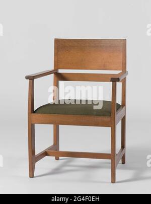 . Chaise de voûte plantaire en chêne reposant sur quatre jambes. Les pieds sont interconnectés au moyen d'une croix en forme de H. Les jambes avant ont une soie biseautée sur le dessus et le dessus et passent dans les jambes de bras. Les pattes arrière continuent dans les styles arrière jusqu'au sommet. Le dossier se compose d'une large peluche avec une règle étroite en dessous. Il y a un espace ouvert entre et en dessous. Les accoudoirs sont intégrés à l'arrière et sont arrondis sur tous les côtés. Le siège lâche repose sur quatre lignes qui relient les jambes à la partie supérieure. Le siège est recouvert de laine verte. Banque D'Images