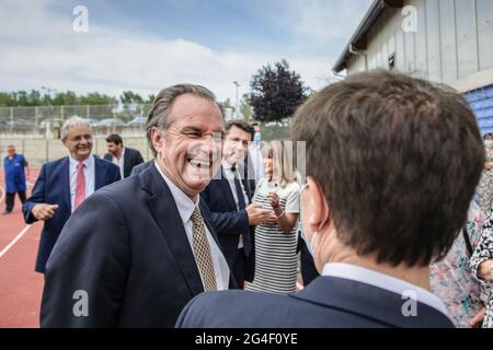 Saint-Laurent-du-Var, France. 17 juin 2021. Renaud Muselier arrive pour une réunion de campagne électorale. Renaud Muselier est candidat à sa propre succession en tant que président sortant de la région du Sud. Les élections régionales et ministérielles ont lieu les 20 et 27 juin 2021. Crédit : SOPA Images Limited/Alamy Live News Banque D'Images