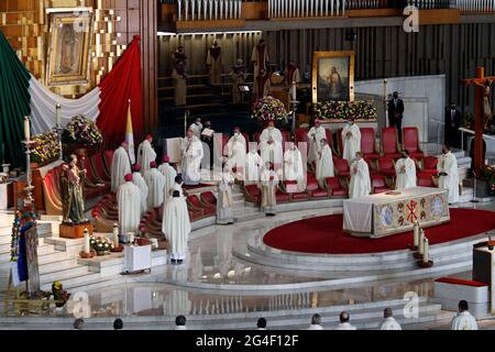 Mexico, Mexique, 20 juin 2021. Le cardinal Pietro Parolin, secrétaire d'État du Saint, accompagné du cardinal Carlos Aguiar Retes, archevêque Primat du Mexique, lors d'une messe dans la basilique de Guadalupe le 20 juin 2021 à Mexico, au Mexique. Crédit. Luis Barron / Groupe Eyepix / Alamy Live News Banque D'Images