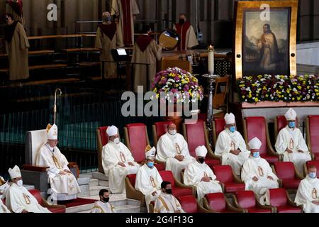 Mexico, Mexique, 20 juin 2021. Le cardinal Pietro Parolin, secrétaire d'État du Saint, accompagné du cardinal Carlos Aguiar Retes, archevêque Primat du Mexique, lors d'une messe dans la basilique de Guadalupe le 20 juin 2021 à Mexico, au Mexique. Crédit. Luis Barron / Groupe Eyepix / Alamy Live News Banque D'Images