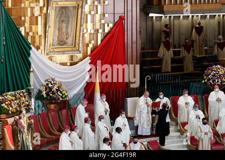 Mexico, Mexique, 20 juin 2021. Le cardinal Pietro Parolin, secrétaire d'État du Saint, accompagné du cardinal Carlos Aguiar Retes, archevêque Primat du Mexique, lors d'une messe dans la basilique de Guadalupe le 20 juin 2021 à Mexico, au Mexique. Crédit. Luis Barron / Groupe Eyepix / Alamy Live News Banque D'Images