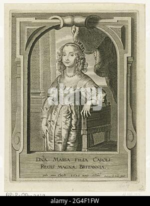 . Portrait de Maria Henrietta Stuart, jeune fille, avec couronne sur la tête. Elle repose sur une chaise avec son bras gauche. Le portrait est pris dans un cadre en forme d'arc avec une bordure carrée avec une légende à trois pattes en latin. Banque D'Images
