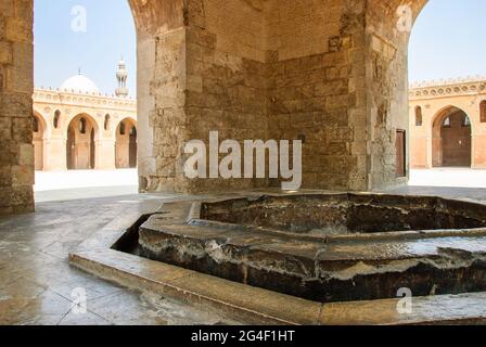 Ablutions fontaine dans la cour de la mosquée Ibn Tulun - le Caire, Basse-Égypte Banque D'Images